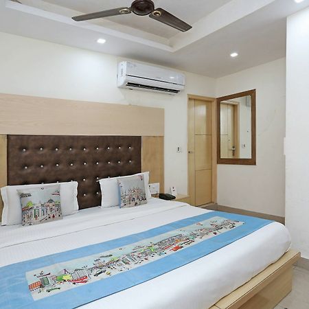Oyo 9233 Hotel Cottage Lord Krishna New Delhi Bagian luar foto