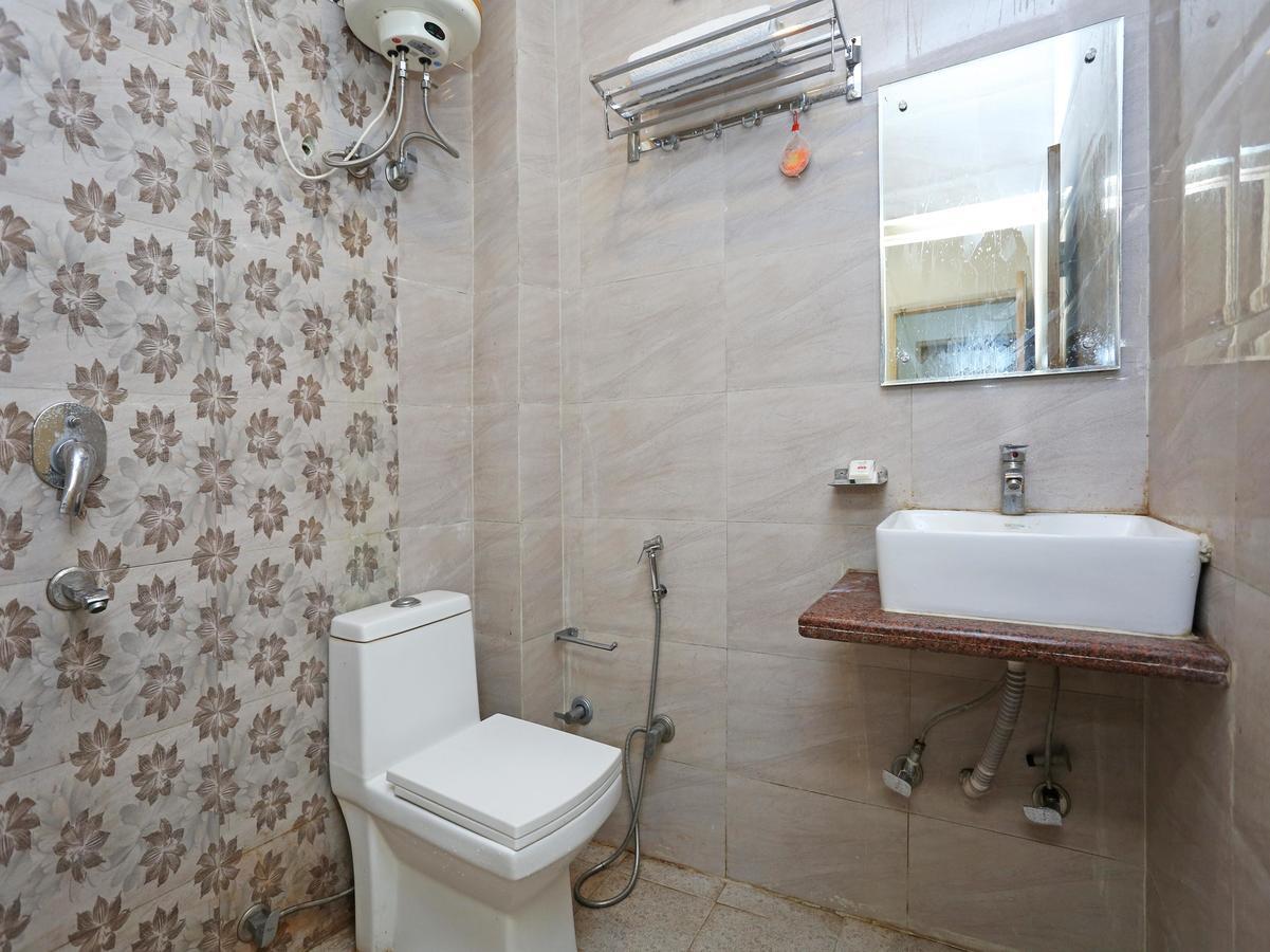 Oyo 9233 Hotel Cottage Lord Krishna New Delhi Bagian luar foto