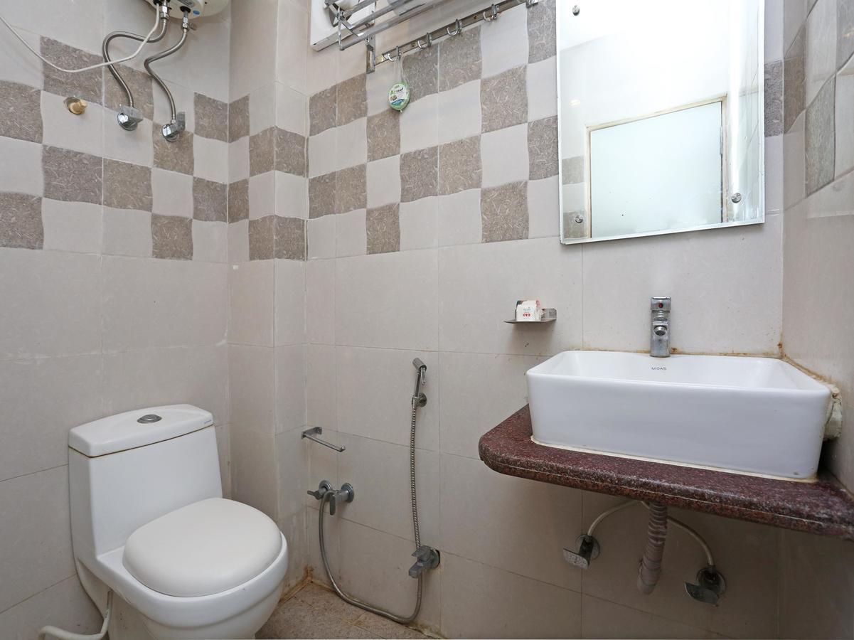Oyo 9233 Hotel Cottage Lord Krishna New Delhi Bagian luar foto