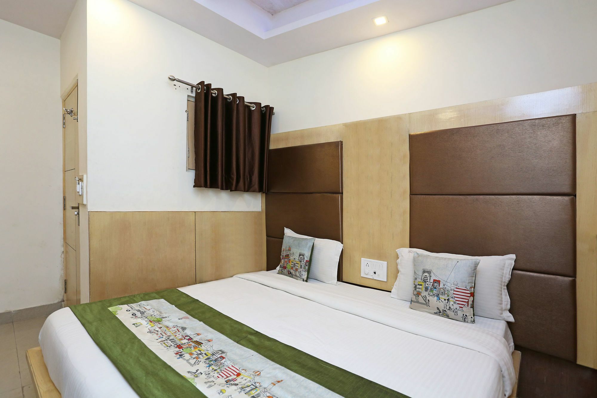Oyo 9233 Hotel Cottage Lord Krishna New Delhi Bagian luar foto