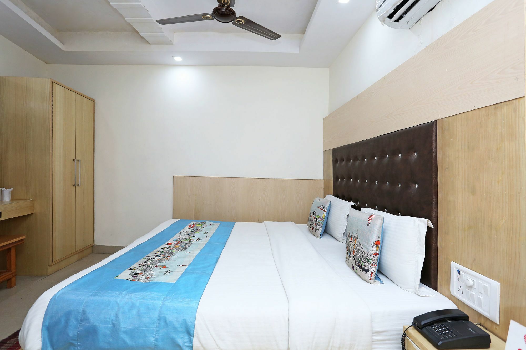 Oyo 9233 Hotel Cottage Lord Krishna New Delhi Bagian luar foto
